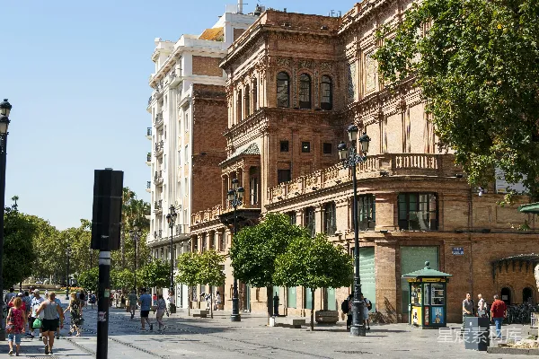 高清摄影 一条街道的场景，火车在轨道上行驶。