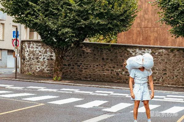 高清摄影 一个人横穿马路