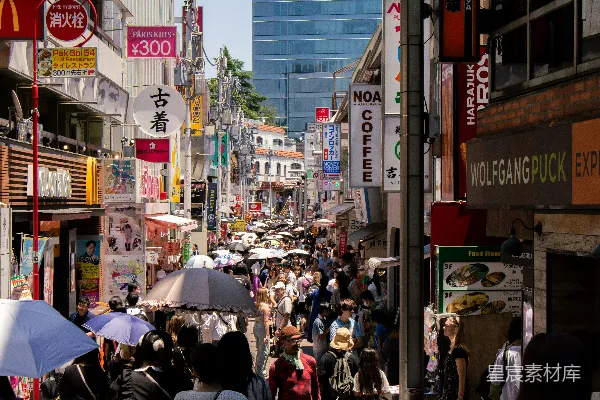 高清摄影 一条拥挤的城市街道，挤满了人和商店。