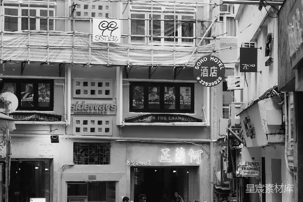 高清摄影 黑白色照片，两名男子在建筑物旁行走。