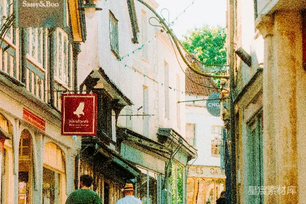 高清摄影 几个人沿着街道走着。