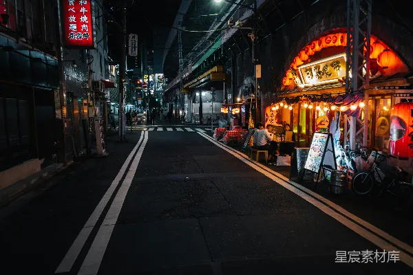 高清摄影 一条昏暗的小巷，夜晚的食品摊