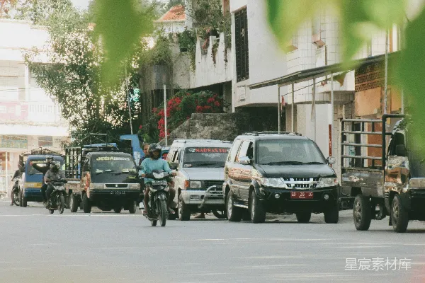 高清摄影 一个人骑着摩托车在街上行驶