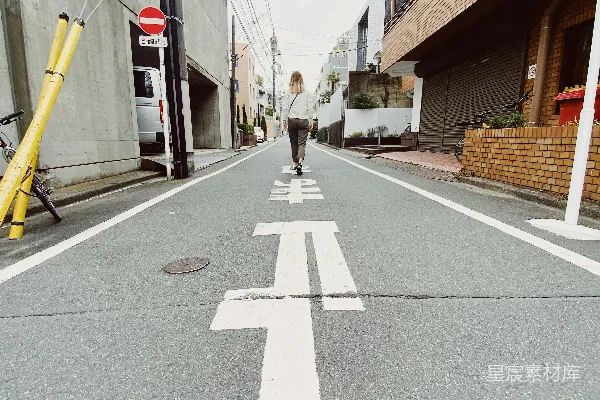 高清摄影 灰色沥青路面上的白黑行人横线