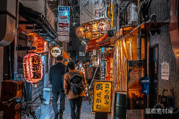 高清摄影 几个人正走在街上。