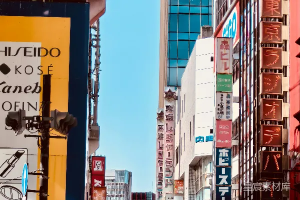 高清摄影 东京繁忙的街道，两旁排列着商店和标志。