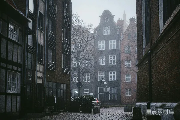高清摄影 一条狭窄的鹅卵石街道，背景是建筑物。