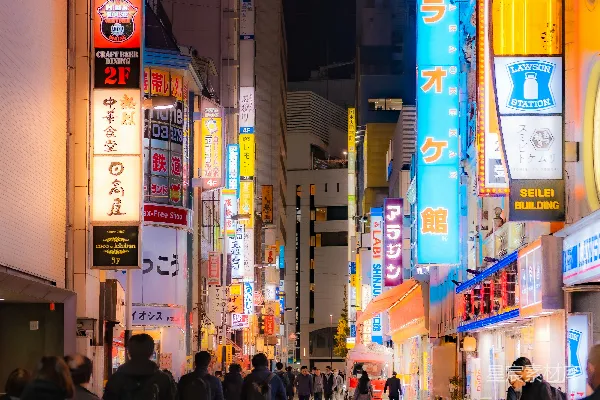 高清摄影 霓虹灯照亮了夜晚繁华的街道。