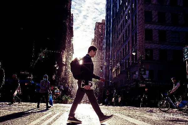 高清摄影 一个男人正穿过街道，旁边是高楼大厦。