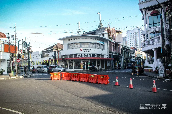 高清摄影 一个街道上有施工锥。