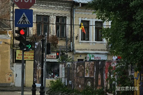 高清摄影 一个街道拐角处的停车标志，背景是一座建筑物。