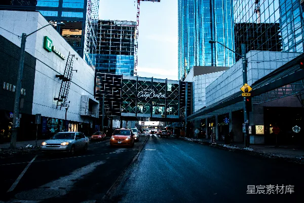 高清摄影 白天，建筑物附近的道路上的汽车。