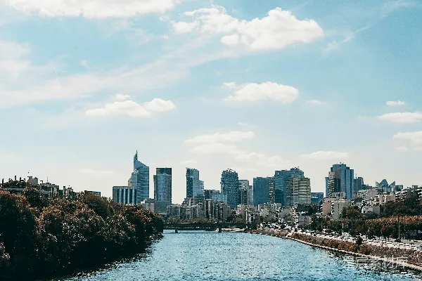 背景中有座城市的水域