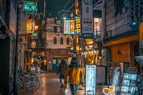 高清摄影 几个晚上走在街上的人