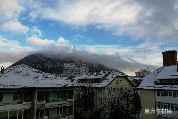 屋顶覆雪的一组建筑