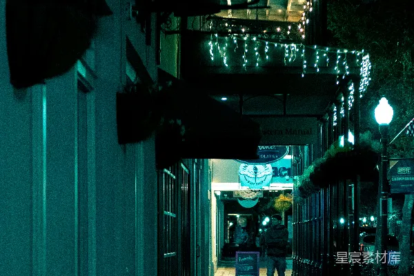高清摄影 几个人在夜晚的街道上行走。