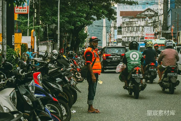 高清摄影 白天，人们骑摩托车在公路上行驶。