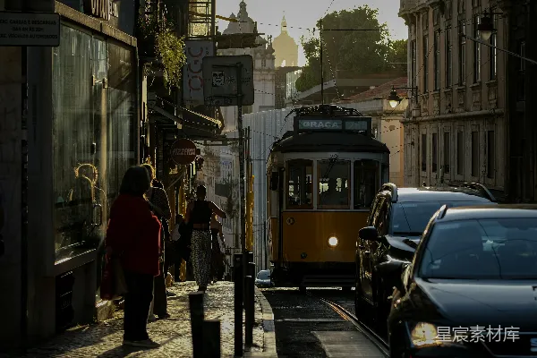 高清摄影 一辆黄色的有轨电车在城市街道上