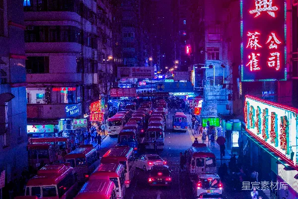 高清摄影 夜晚，道路上停着的汽车被建筑物包围着。