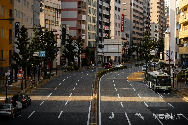 高清摄影 白天，高大建筑物附近道路上的汽车
