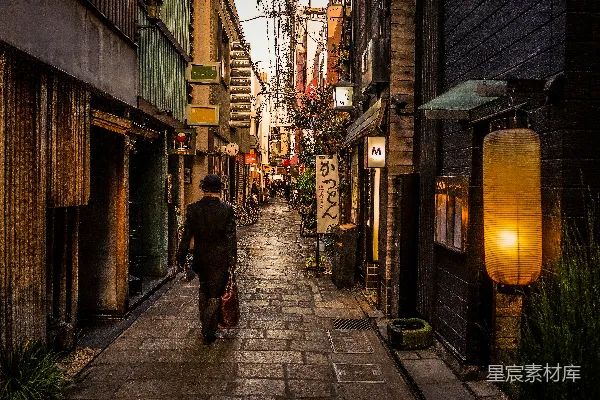 高清摄影 穿着黑色夹克的男人在白天走在人行道上。