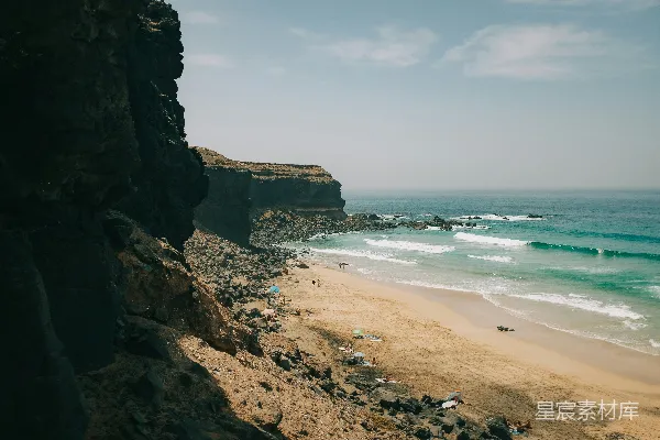 沙滩旁有一片岩石峭壁