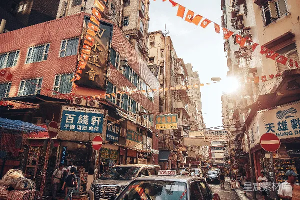 高清摄影 白天建筑物之间的路上行驶的汽车