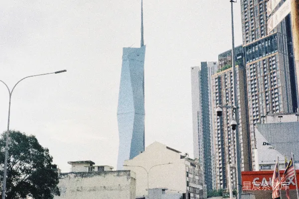 高清摄影 一条城市街道，背景中有高楼大厦。