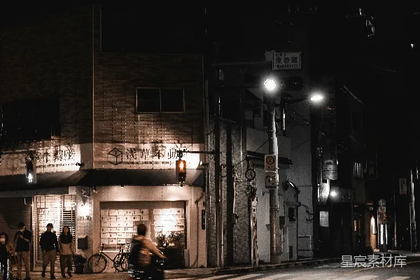 高清摄影 一个骑摩托车的人在夜间街道上行驶