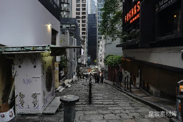 高清摄影 一条狭窄的街道，有石阶和建筑物。