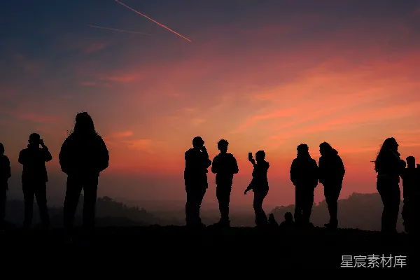 山峦之上夕阳绚烂的人 silhouette们 watching