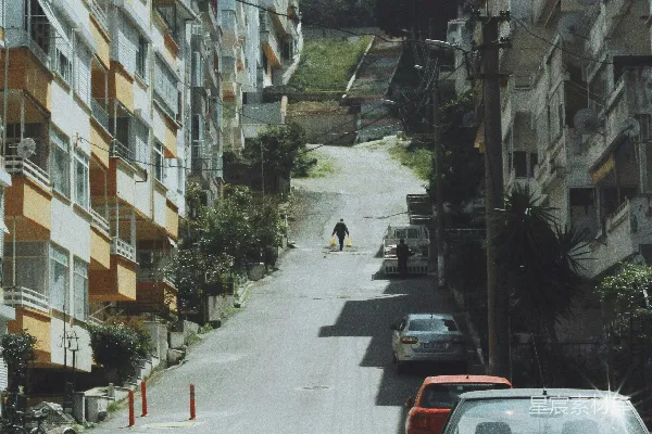 高清摄影 白天，停在建筑物前面路边的汽车。