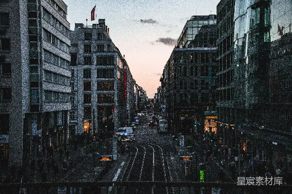 高清摄影 一条街道上挤满了高大的建筑。