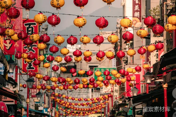 高清摄影 一条街道上挂满了红色和黄色的灯笼。