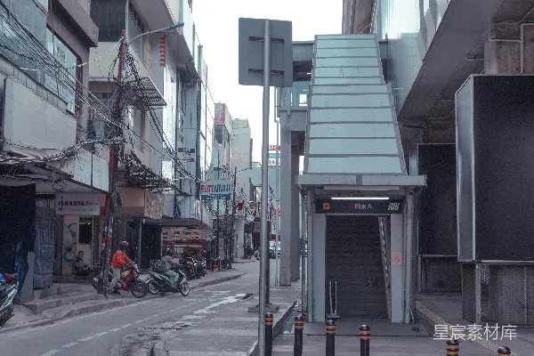 高清摄影 一条狭窄的街道，两旁是建筑物和楼梯。