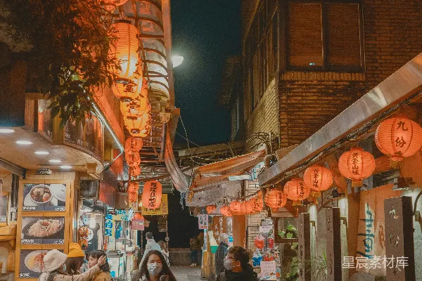 高清摄影 人们在夜间街道上行走