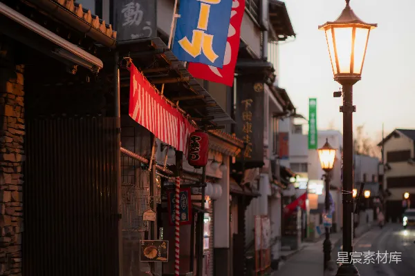 高清摄影 街景，有日本的标志和路灯。