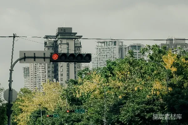 高清摄影 摩托车和汽车在城市十字路口，有交通信号灯。