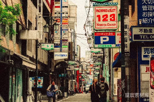 高清摄影 日本一条狭窄的街道，上面有许多标志和人。