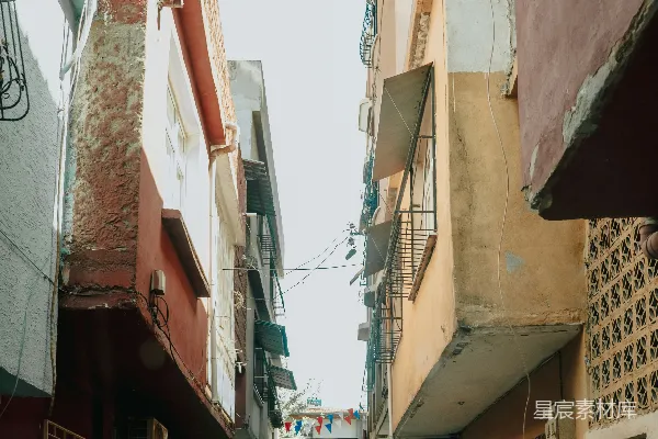 高清摄影 一条狭窄的街道，两边都是建筑物。