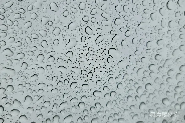 高清摄影 窗户上的一处特写，可以看到上面有水珠。