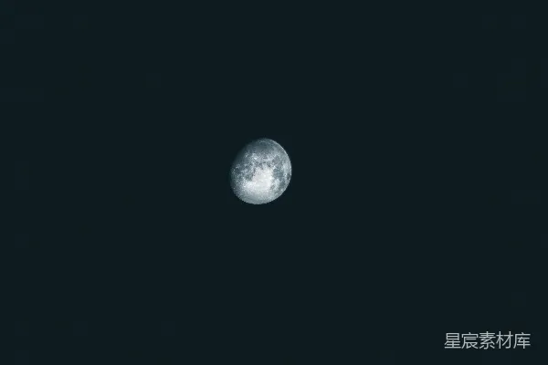 满月在天际