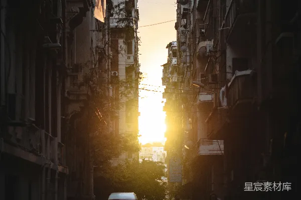 高清摄影 太阳正沉落在城市的街道上。