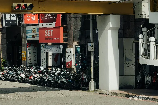 高清摄影 城市天桥下停着的摩托车。