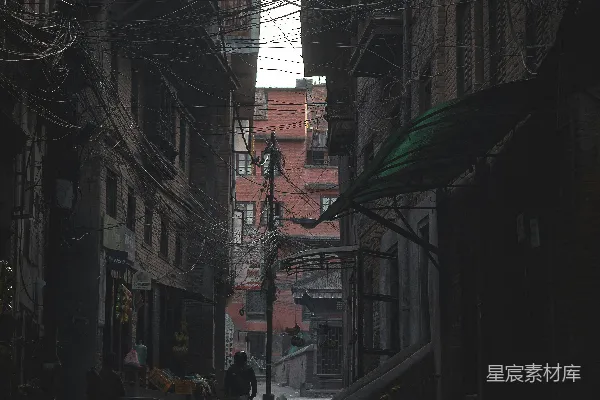 高清摄影 一个人沿着街道走在高楼旁边。