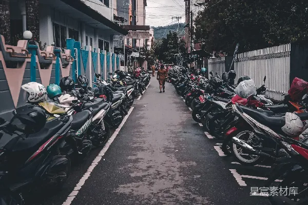 高清摄影 两旁巷子停的摩托车
