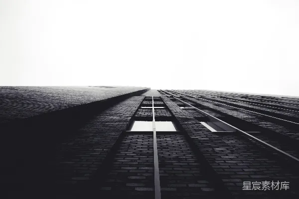 黑白照片中的道路