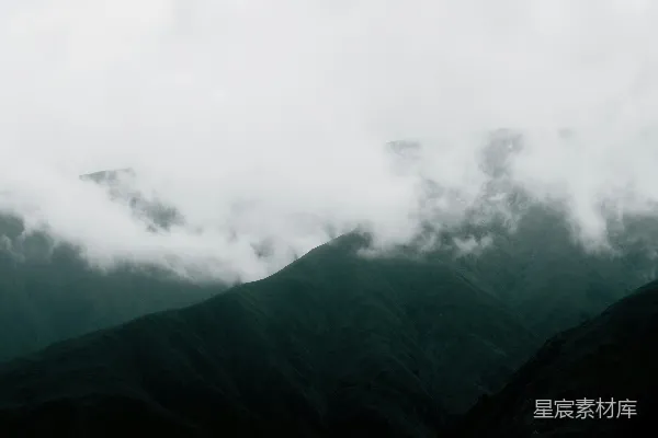 山间云雾的模糊照片
