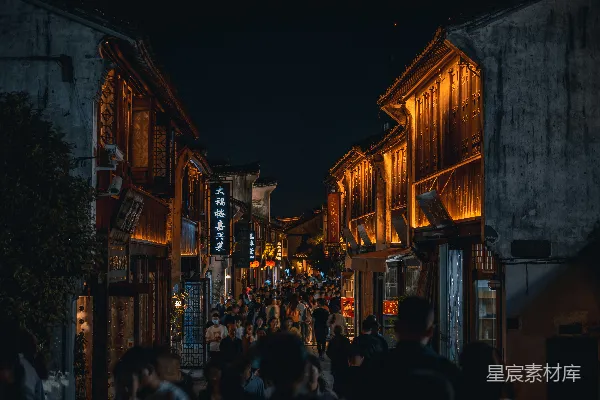 高清摄影 一群人在夜晚的街道上行走。
