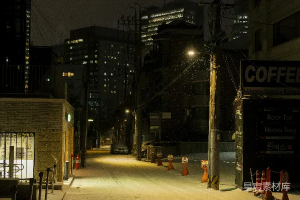高清摄影 夜晚的城市街道，地面上覆盖着积雪。